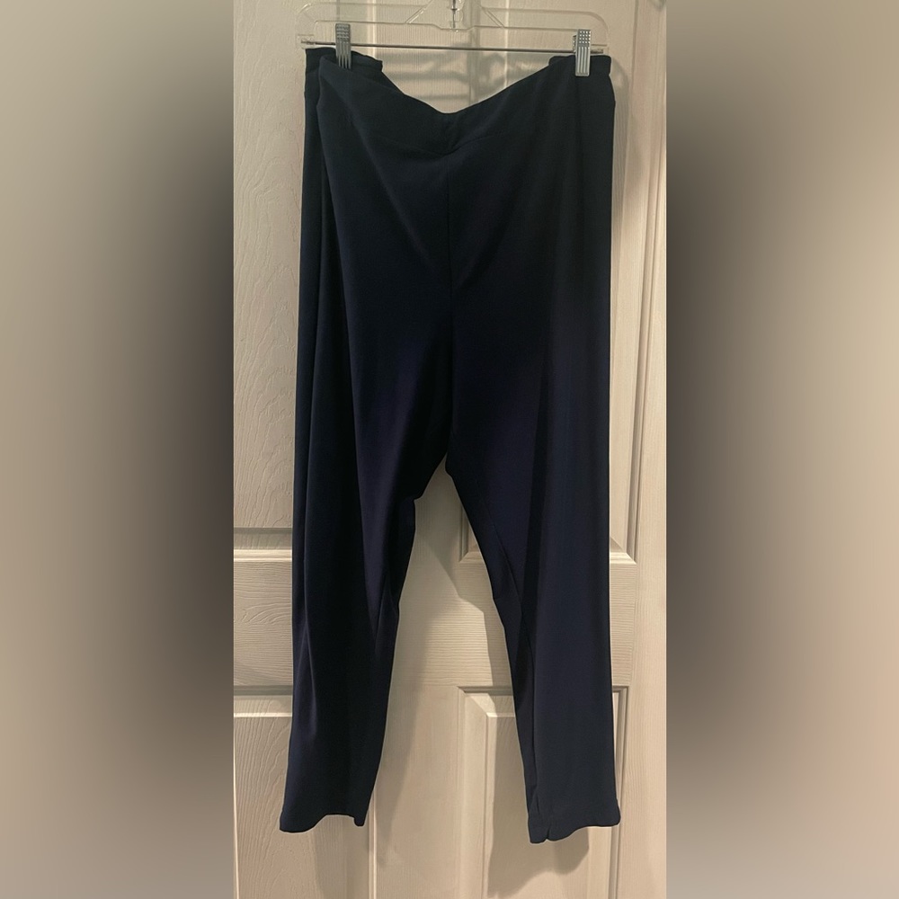 Ladies Terra & Sky leggins. Women’s size 3X 24-26. Buttery soft EUC. Navy blue